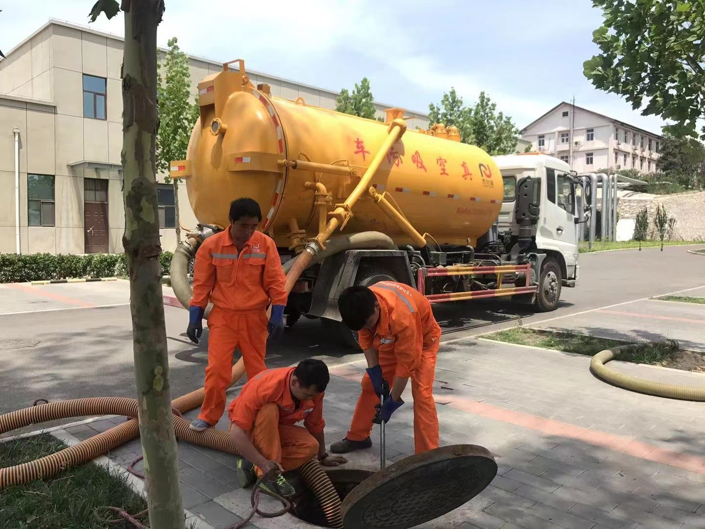 加乐镇化粪池清理与5-8吨吸粪车施工效率分析